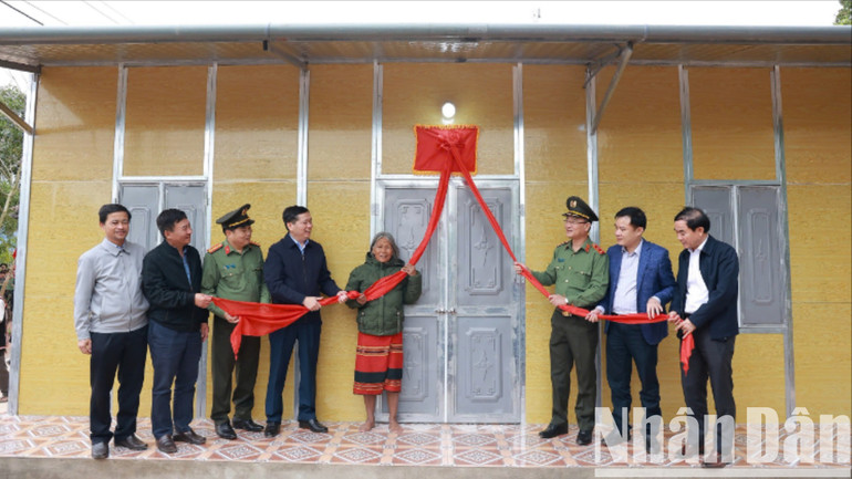 Lãnh đạo Bộ Công an và tỉnh Quảng Trị bàn giao nhà mới cho người dân tại huyện miền núi Hướng Hóa. lanh-dao-bo-cong-an-va-tinh-quang-tri-ban-giao-nha-moi-cho-nguoi-dan-tai-huyen-mien-nui-huong-hoa-7458.jpg