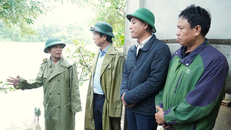 Bí thư Tỉnh ủy Quảng Trị Nguyễn Văn Phương (ngoài cùng bên trái) kiểm tra tình hình sạt lở bờ sông. bthu-1-20251023181224.png