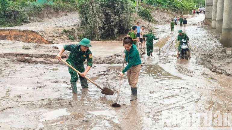 Lực lượng vũ trang trên tuyến biên giới cùng người dân dọn dẹp vệ sinh các tuyến đường, khu phố. 505765856-1248201530006648-2277538696990984048-n-4568.jpg