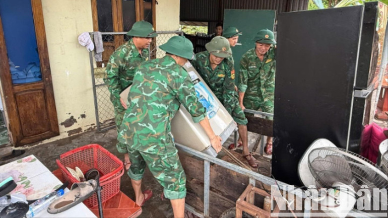Hỗ trợ người dân sắp xếp lại đồ đạc, sớm ổn định cuộc sống sau mưa lũ. 507007707-1206861564147724-5079048603803548650-n-2362.jpg