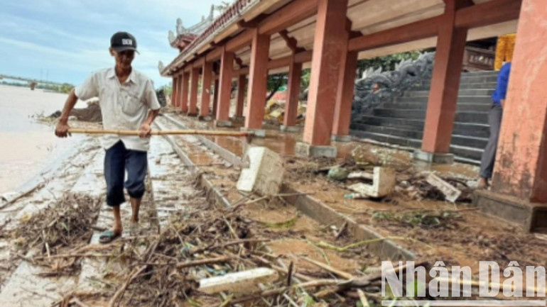 Dọn dẹp bùn đất tại Bến thả hóa bờ nam sông Thạch Hãn, thị xã Quảng Trị. 506401891-1206822327484981-9103275647852453309-n-1782.jpg