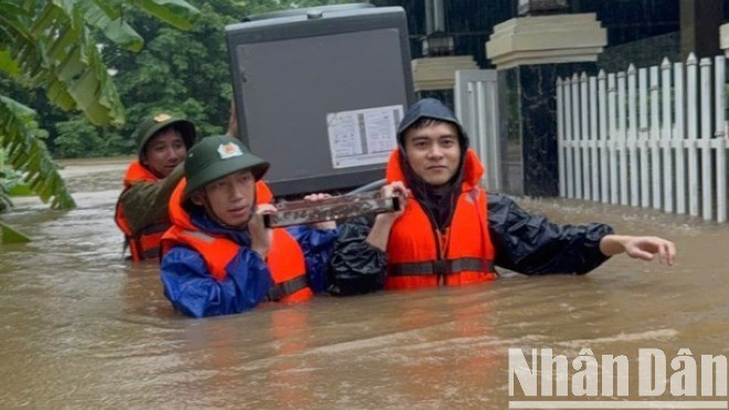 Lực lượng Công an thị trấn Lao Bảo, huyện Hướng Hóa di dời tài sản của người dân đến nơi cao. di-doi-7593.jpg