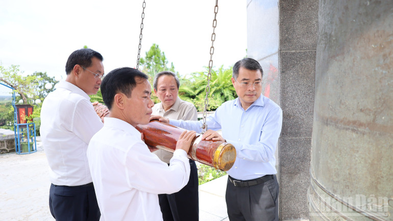Le camarade Le Minh Hung et les membres de la délégation ont sonné la cloche au cimetière national des martyrs de la route 9. ndo_br_img-0582.jpg