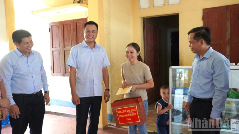 Bí thư Tỉnh ủy Lê Ngọc Quang tặng quà cho người dân tại đặc khu đảo Cồn Cỏ. ndo_br_169d4130714t5834l0-dsc07163-9131.jpg