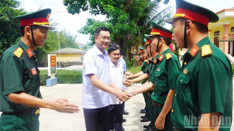Bí thư Tỉnh ủy Quảng Trị Lê Ngọc Quang thăm các đơn vị đóng quân trên đảo. ndo_br_z6790943634132-a94e92aea6b9fe4d4f82948982d2e1aa-7663.jpg