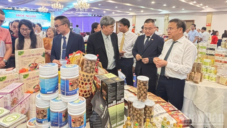 Các đại biểu tham quan, tìm hiểu tại các gian hàng trưng bày bên lề hội nghị. ndo_br_z6790872434411-901dc5e2dd6b730a4e08d58a370ef18d-9120.jpg