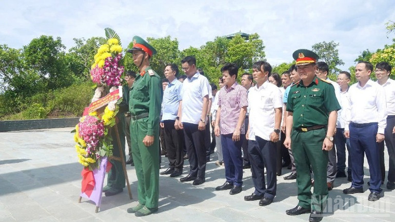 Bí thư Tỉnh ủy Lê Ngọc Quang và đoàn công tác dâng hương tại Đài tưởng niệm các Anh hùng liệt sĩ trên đảo Cồn Cỏ. ndo_br_z6790943616658-845c097627feb81245f5ac81b5b14212-1201.jpg