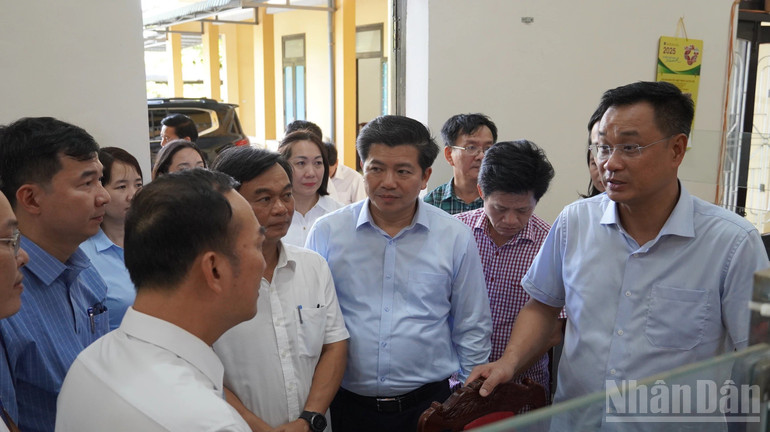 Bí thư Tỉnh ủy Lê Ngọc Quang kiểm tra việc vận hành Trung tâm phục vụ hành chính công xã Triệu Phong. ndo_br_169d4183820t1140l8-dsc07592.jpg