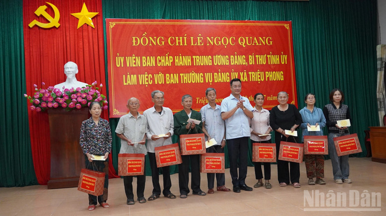 Bí thư Tỉnh ủy Lê Ngọc Quang trao quà cho gia đình chính sách, cựu thanh niên xung phong trên địa bàn xã Triệu Phong. ndo_br_169d4183453t5848l8-dsc07638.jpg