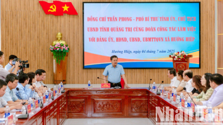 Chủ tịch Ủy ban nhân dân tỉnh Quảng Trị Trần Phong làm việc với Đảng ủy xã Hướng Hiệp. 515937587-1183084057168951-6074022416610211440-n-5320.jpg