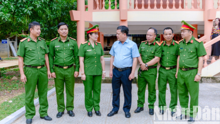 Chủ tịch Ủy ban nhân dân tỉnh Quảng Trị Trần Phong trao đổi với lực lượng công an xã Đakrông. 514406712-1183075343836489-6224025136579054152-n-7412.jpg