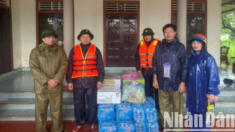 Đồn Biên phòng Cửa khẩu quốc tế Lao Bảo hỗ trợ nhu yếu phẩm cho người dân vùng ngập lụt. 506689253-1206326767534537-5839687593017245290-n-957.jpg