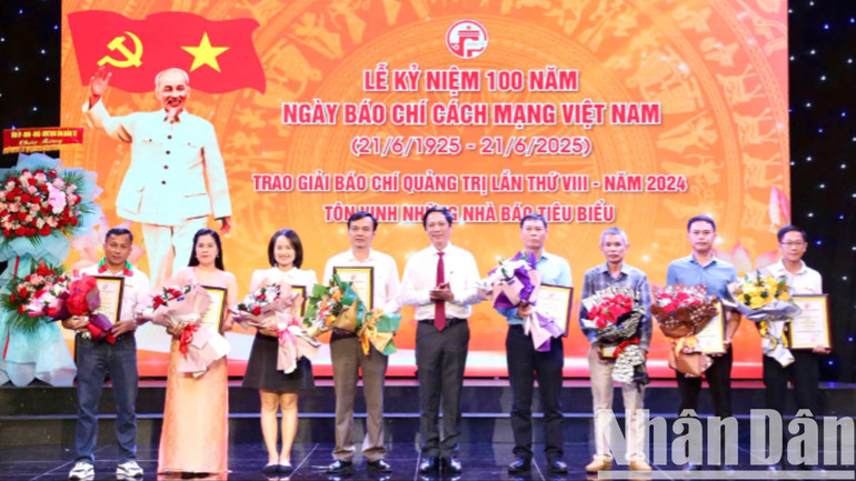 Quyền Chủ tịch UBND tỉnh Hoàng Nam trao giải C cho các tác giả, nhóm tác giả. 123d5173338t6930l9-z6701808386016-1d987-660.jpg