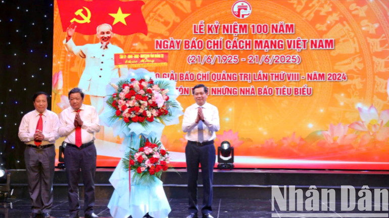 Bí thư Tỉnh ủy Nguyễn Long Hải tặng hoa chúc mừng Hội Nhà báo tỉnh Quảng Trị. 123d5172259t6106l6-minhduc-17663-362.jpg