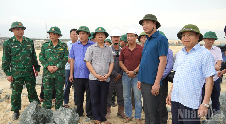 Bí thư Tỉnh ủy Quảng Trị Lê Ngọc Quang cùng Đoàn công tác kiểm tra công tác ứng phó với bão tại dự án Khu bến cảng Mỹ Thủy. ndo_br_cang-my-thuy-20250824134824.png