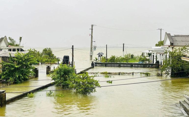 Khu dân cư tại các xã Diên Sanh, nam Hải Lăng bị ngập gần 1m. 568995064-1269212801917828-3542758107634973740-n.jpg