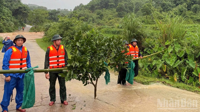 Lực lượng chức năng lập chốt chặn tại các điểm xung yếu. ndo_br_z6844130144858-dee0848436e3a994883e3beb9adff063-9995.jpg