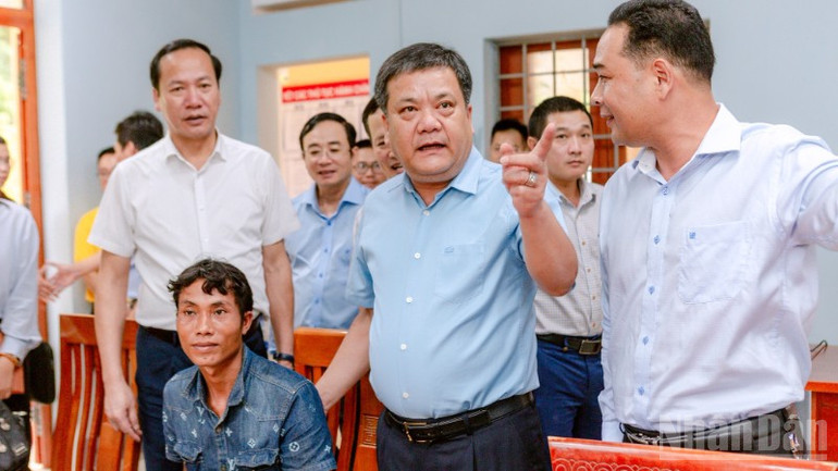 Chủ tịch Ủy ban nhân dân tỉnh Quảng Trị Trần Phong kiểm tra tình hình hoạt động tại Trung tâm hành chính công xã Đakrông. ndo_br_514424298-1183075313836492-3539969715711566052-n-8444.jpg