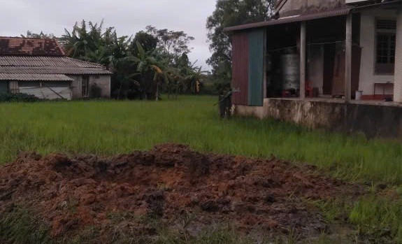 Vụ nổ để lại hố sâu hơn 1 mét trên thửa ruộng của người dân. z7176216484922-1118bab11ae1f36d621eac4e30cc1750.jpg