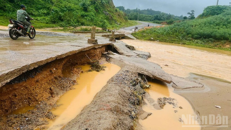 Mưa lớn làm hư hỏng, xói lở tại một ngầm tràn ở xã Tân Lập, tỉnh Quảng Trị. ndo_br_133d0120436t12568l1-z68456049834282-902.jpg