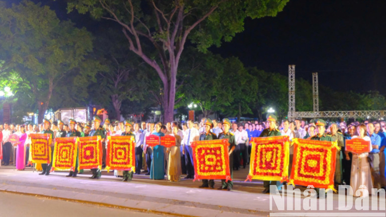 Các đại biểu dự lễ dâng hương, thả hoa đăng tri ân, tưởng niệm các Anh hùng liệt sĩ. 124d1210814t1327l3-trantuyen-d6d6954-3230.jpg