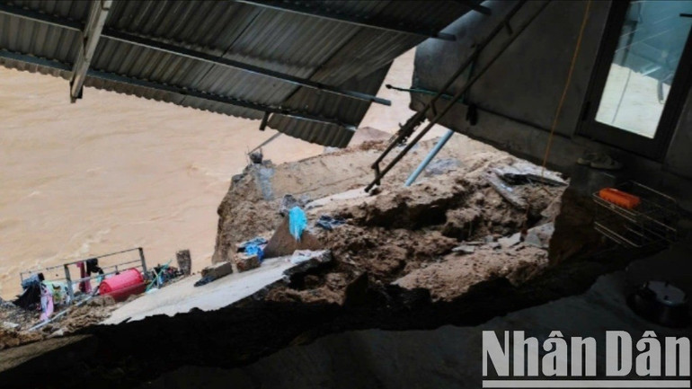 Nhà của ông Võ Văn Cường, xã A Bung, huyện Đakrông bị đổ sập một phần. a22-2970.jpg