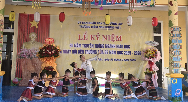 Lễ khai giảng tại Trường mầm non Hướng Việt, xã Hướng Lập. z6978432546604-33cc454281dedc4e66800f2784e3be6f.jpg