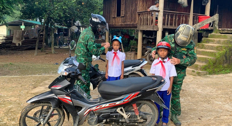 Chiến sĩ Biên phòng giúp các cháu chỉnh trang, chuẩn bị đồ dùng học tập trước khi đến trường. z6978430884674-a9df6f634d077e11afd813c9a1a52312.jpg
