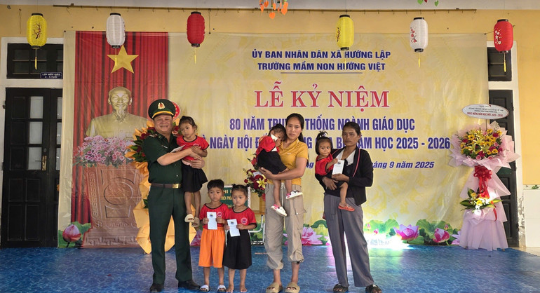 Đồn Biên phòng Hướng Lập duy trì hỗ trợ hằng tháng 500 nghìn đồng/"con nuôi đồn Biên phòng", tiếp thêm động lực để các em vững bước trên hành trình học tập. z6978270902955-a84671513600c7a9942cfad485ccef5b.jpg