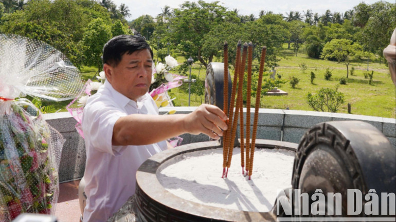 Phó Thủ tướng Nguyễn Chí Dũng dâng hương tại Đài tưởng niệm trung tâm, Di tích quốc gia đặc biệt Thành Cổ Quảng Trị. z6780749651358-18a3f7c1e2b6f76cea3d921d7171ecdf-9875.jpg