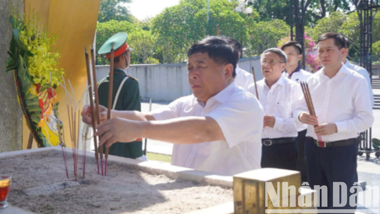 Phó Thủ tướng Nguyễn Chí Dũng và lãnh đạo tỉnh Quảng Trị dâng hương tại Nghĩa trang liệt sĩ quốc gia Đường 9. z6780749651362-4c8ecee7df6a4e6374b7eae387c4c045-7829.jpg