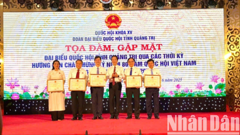Quyền Chủ tịch Ủy ban nhân dân tỉnh Quảng Trị Hoàng Nam trao tặng bằng khen cho các cá nhân đã có nhiều thành tích trong thực hiện nhiệm vụ của Đại biểu Quốc hội khoá XV, nhiệm 2021-2026. z6731002147402-dac1987a012d8799df6ac1d5238dfffc-4774.jpg