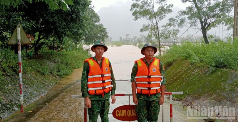 Lực lượng chức năng tiến hàng rào chắn, canh gác tại các điểm xung yếu. ndo_br_z6960039331312-dc621b0ce4885a208d369166e58dee09.jpg