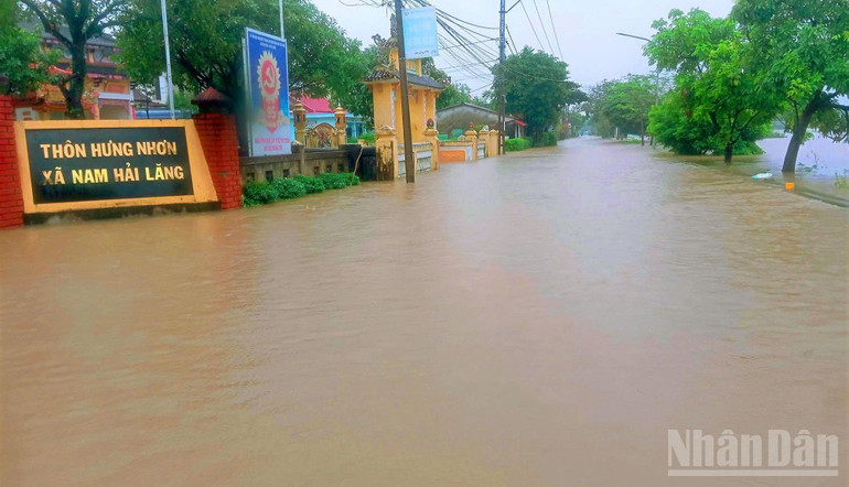 Nhiều tuyến đường tại xã nam Hải Lăng, tỉnh Quảng Trị bị ngập sâu từ 0,5-1m. ndo_br_572107506-3652563131546981-8437047275331814796-n.jpg