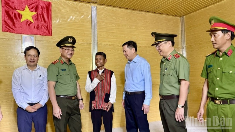 Lãnh đạo Bộ Công an và tỉnh Quảng Trị chia sẻ niềm vui với hộ dân vừa nhận nhà mới. ndo_br_ca6-1753170474406-6284.jpg