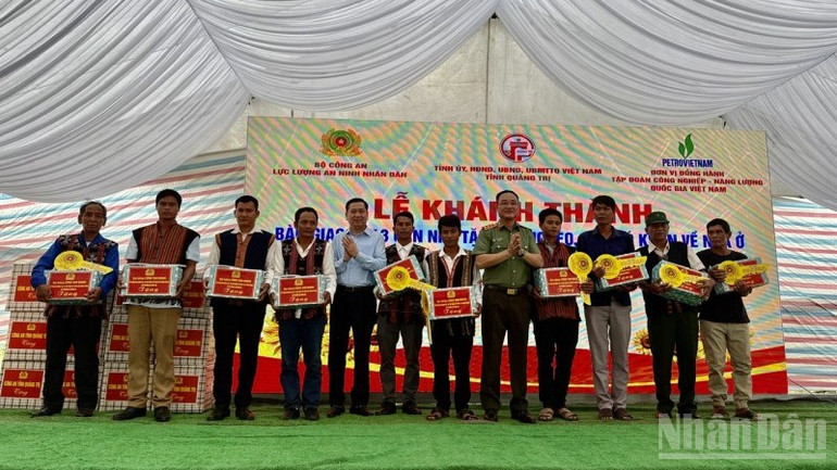 Ban Tổ chức trao biểu trưng và quà tặng của Bộ trưởng Công an cho 20 hộ gia đình có hoàn cảnh khó khăn. ndo_br_ca3-1753170335223-1909.jpg