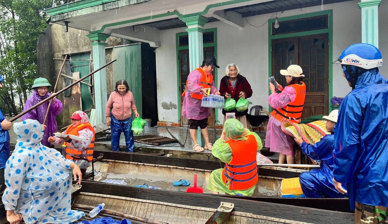 Chính quyền địa phương và các tổ chức thiện nguyện hỗ trợ thức ăn, nước uống cho người dân bị cô lập do mưa lũ ở xã nam Hải Lăng. 571277291-25031002019850243-8750452476707420261-n.jpg