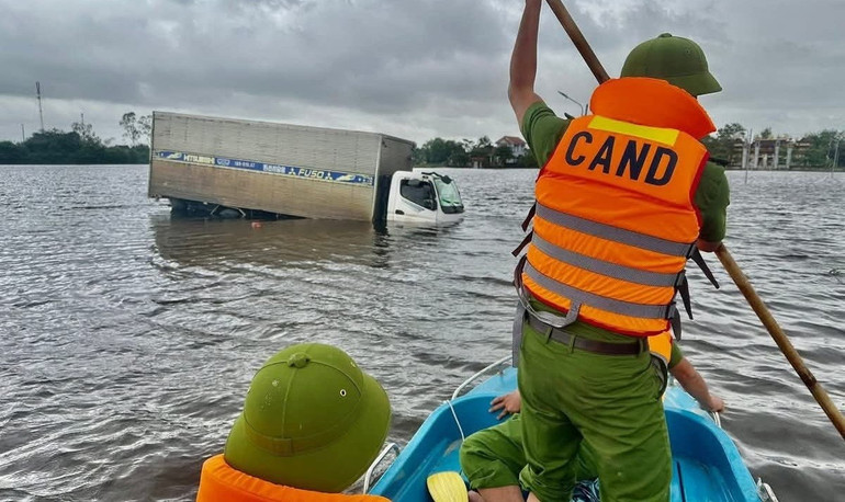 Lực lượng công an ứng cứu 2 người trên xe tải mắc kẹt giữa nước lũ. 571211146-1273055071533601-9038971984713862363-n.jpg