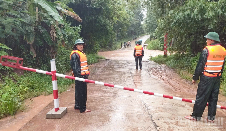 Cán bộ, chiến sĩ Đồn Biên phòng Thanh túc trực tại các tuyến đường bị ngập sâu, bảo đảm an toàn cho người và phương tiện. ndo_br_z7180302022927-d8eeb910aa848124220839c9fd2c3b74.jpg