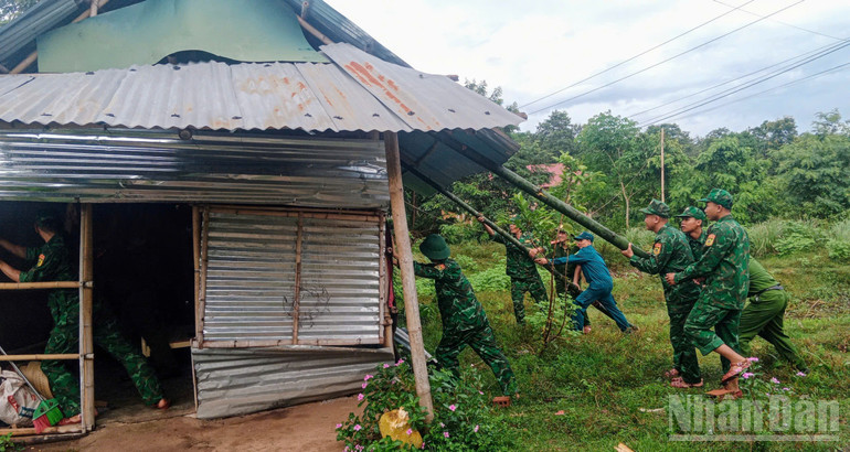 Đồn Biên phòng Thanh hỗ trợ người dân chằng chống nhà cửa. ndo_br_z7180295363136-42efe01b7e52c6cc136b3eae6b24fa67.jpg