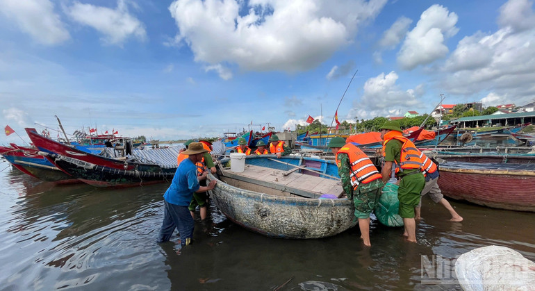 Cán bộ, chiến sĩ Biên phòng hỗ trợ đưa thuyền vào bờ tránh trú bão số 5. ndo_br_z6936992231189-becc357b79c0683ea1e79870920b5133-5279.jpg