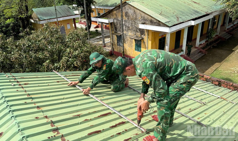 Cán bộ, chiến sĩ Đồn Biên phòng Ba Nang triển khai chằng chống nhà cửa, sẵn sàng ứng phó bão số 5. ndo_br_z6935803855252-1b4400c4fa5c286a97078a610a860149-224.jpg