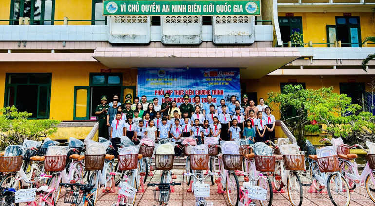 Đồn Biên phòng Hải An, Bộ đội Biên phòng Quảng Trị tặng 45 chiếc xe đạp, đồ dùng học tập cho học sinh trên địa bàn. ndo_br_z6974891120066-cadf6d19acb018a404dc6b7ba551a03d.jpg