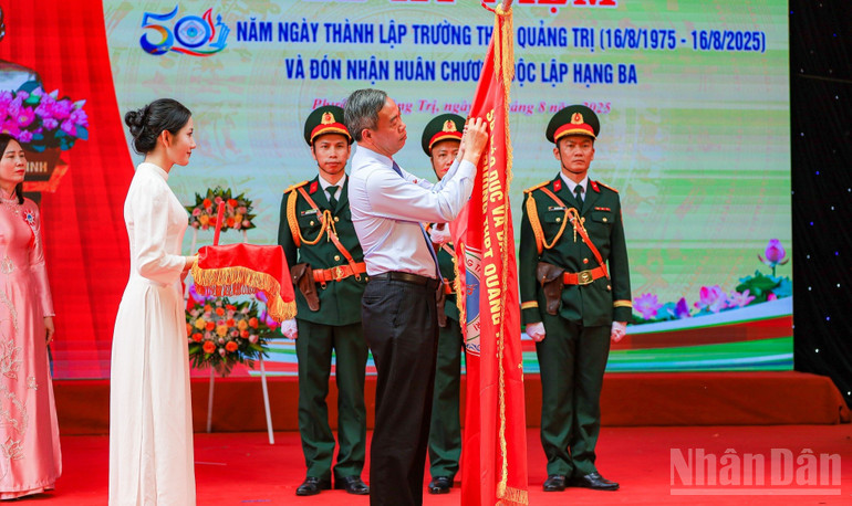 Thừa ủy quyền Chủ tịch nước, Phó Bí thư Tỉnh ủy, Chủ tịch Hội đồng nhân dân tỉnh Quảng Trị Nguyễn Đăng Quang trao Huân chương Độc lập hạng Ba cho Trường trung học phổ thông Quảng Trị. ndo_br_532621445-25610303245226356-3581994119916090343-n.jpg