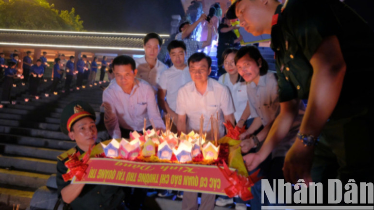 Thả bè hoa đăng trên sông Thạch Hãn, tưởng niệm các Anh hùng liệt sĩ. z6688850634656-75178288551d68b807fb6e66d53e46fd-8436-3419.jpg