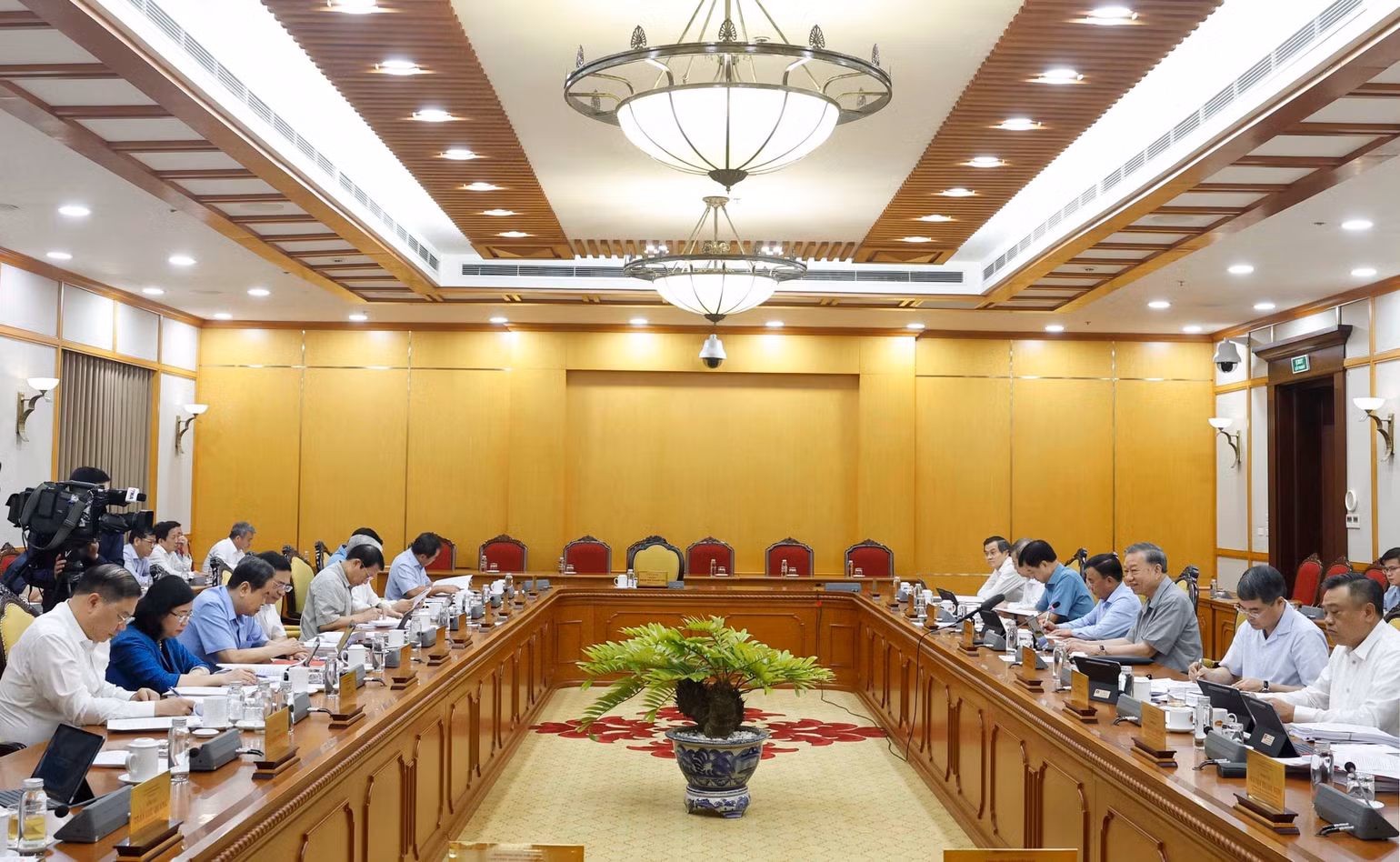 vna-potal-bo-chinh-tri-danh-gia-3-nam-thuc-hien-nghi-quyet-so-31-nqtw-ve-phat-trien-thanh-pho-ho-chi-minh-8762806.jpg
