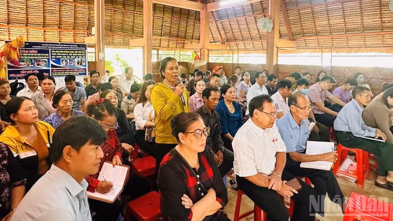 Cử tri xã Đăk Pék ý kiến với đại biểu Hội đồng nhân dân tỉnh Quảng Ngãi.