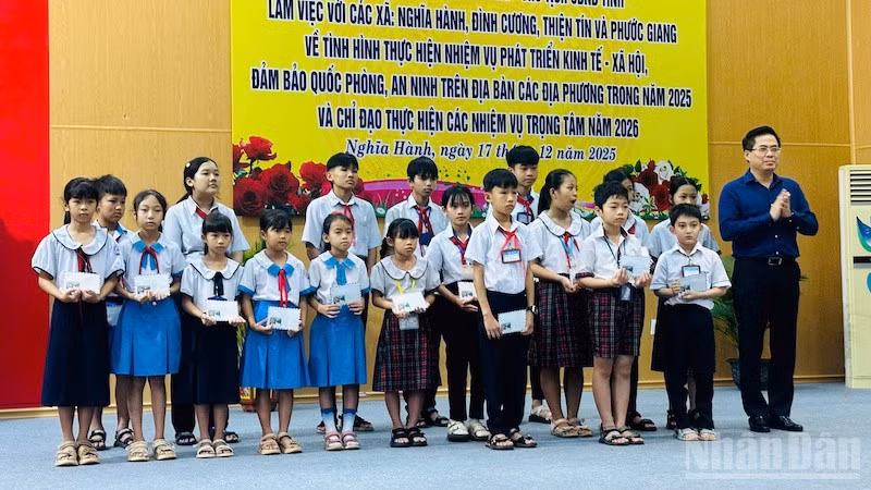 Chủ tịch Ủy ban nhân dân tỉnh Quảng Ngãi Nguyễn Hoàng Giang tặng quà học sinh có hoàn cảnh khó khăn.