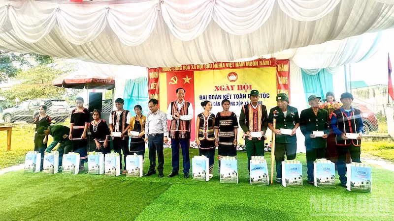 Thượng tướng Trần Quang Phương tặng quà cho bà con nhân dân làng Xộp.