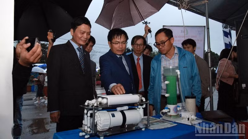 Các đại biểu tham quan gian hàng trưng bày sản phẩm, giải pháp công nghệ.